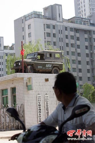 3米高平房顶成教练车“停车场”(组图)